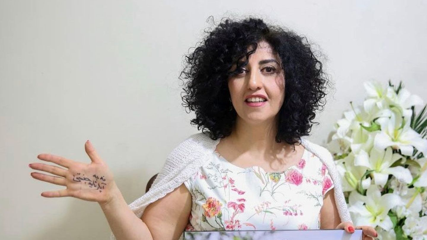 Friedensnobelpreisträgerin Narges Mohammadi ihrer vorübergehenden Entlassung aus dem Gefängnis am 4. Dezember 2024