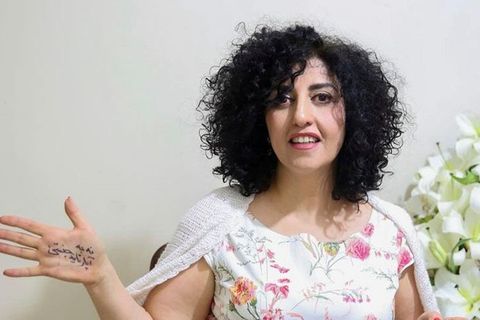 Friedensnobelpreisträgerin Narges Mohammadi ihrer vorübergehenden Entlassung aus dem Gefängnis am 4. Dezember 2024
