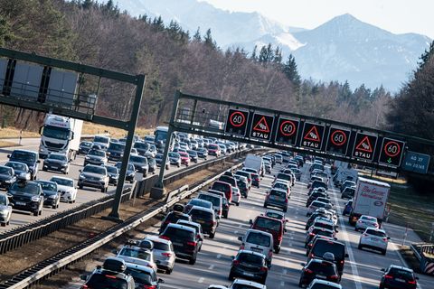 Regelmäßig in den Ferien herrscht dichter Verkehr auf der Autobahn A8 München-Salzburg. (Archivfoto) Foto: Matthias Balk/dpa
