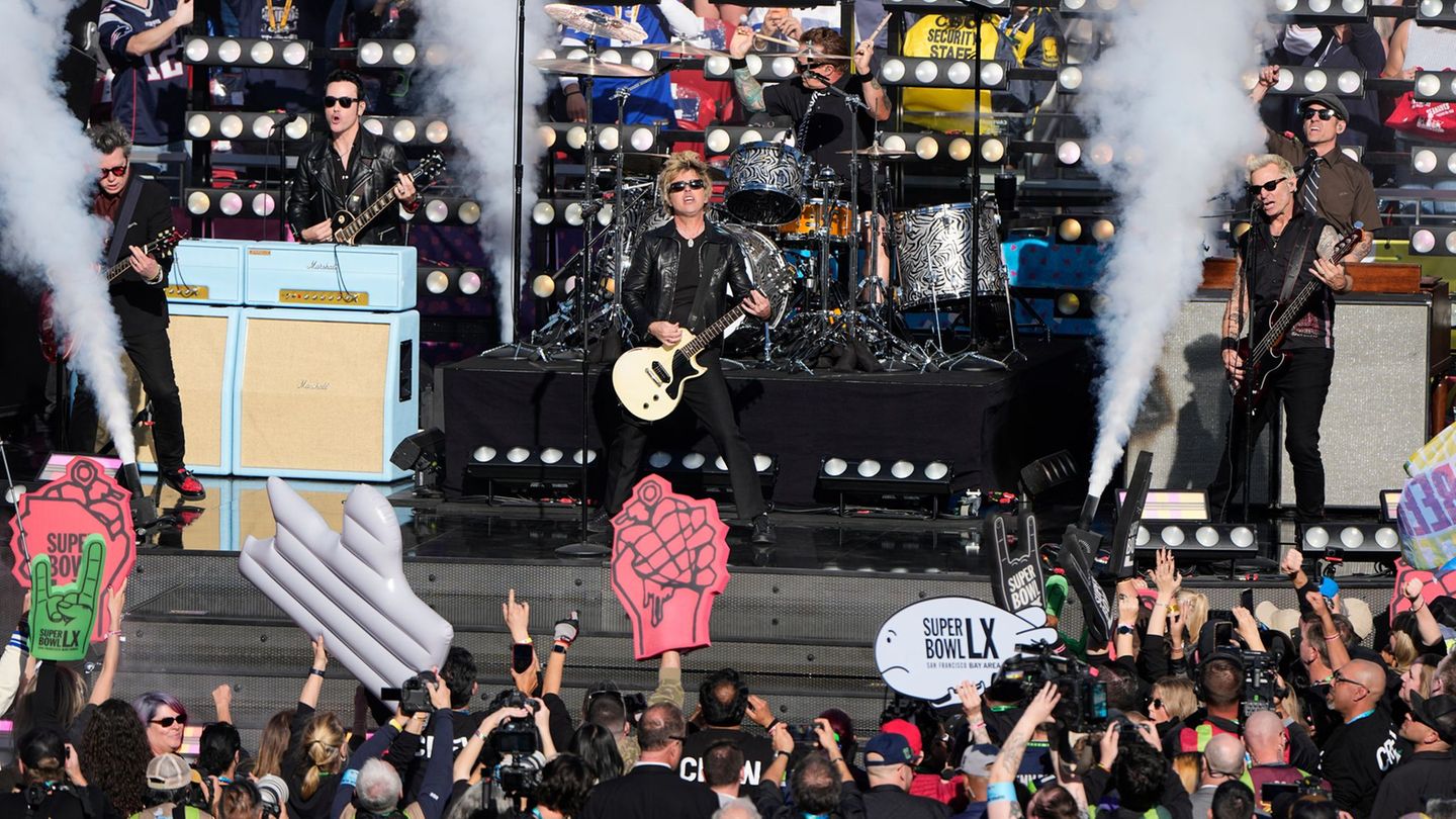 Green Day rockt die Bühne beim größten Sportereignis des Jahres. Foto: Charlie Riedel/AP/dpa