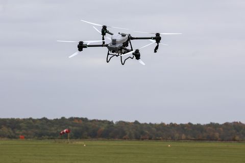 Eine Drohne fliegt über dem Flugplatz Magdeburg. (Archivbild) Foto: Peter Gercke/dpa