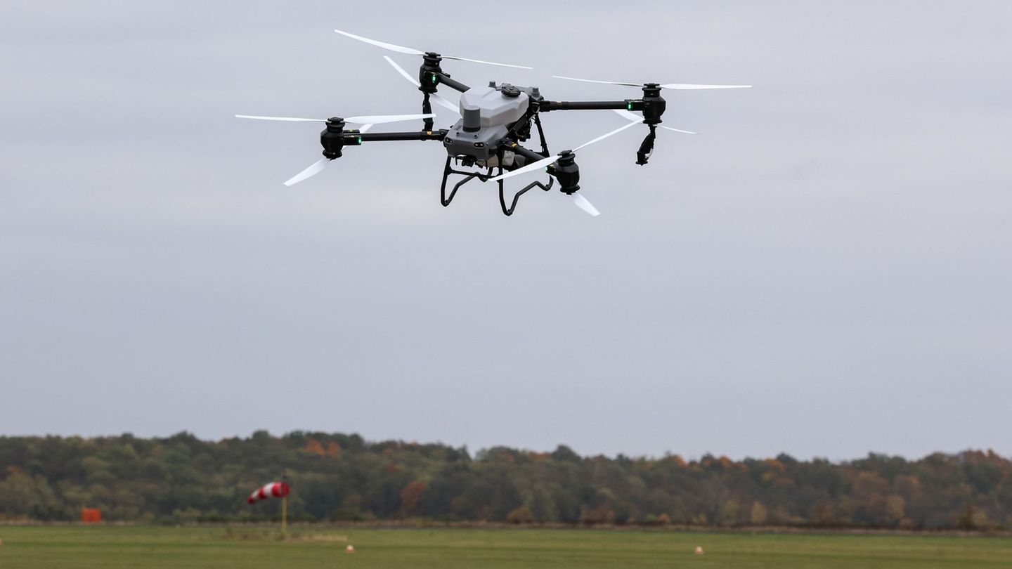 Am-Himmel-Achtung-Drohne-Bei-Verst-en-drohen-saftige-Strafen