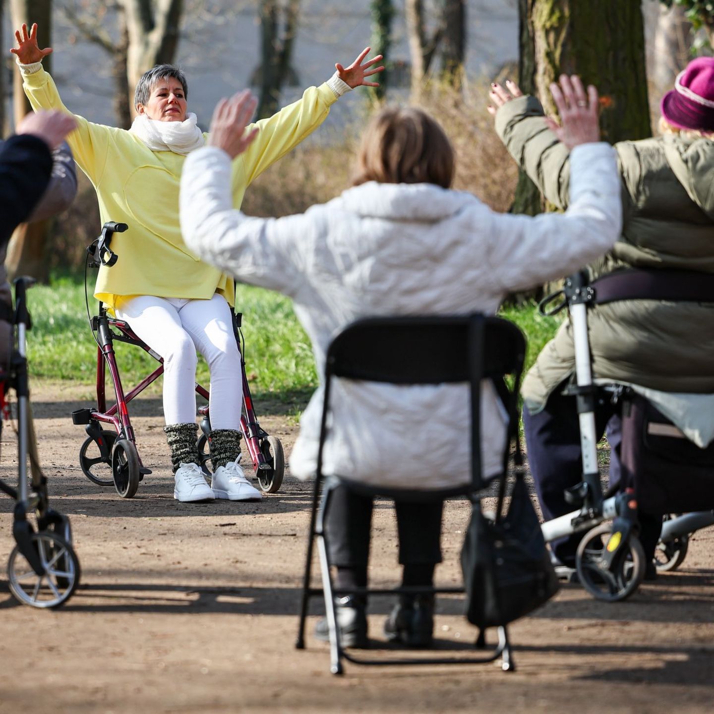 Seniorinnen - hier eine Yoga-Szene im Schlosspark Köthen - vor allem in Ostdeutschland profitieren vielfach von der Grundrente.