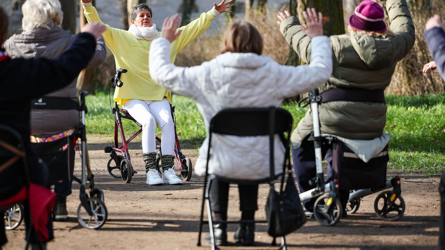 Seniorinnen - hier eine Yoga-Szene im Schlosspark Köthen - vor allem in Ostdeutschland profitieren vielfach von der Grundrente.