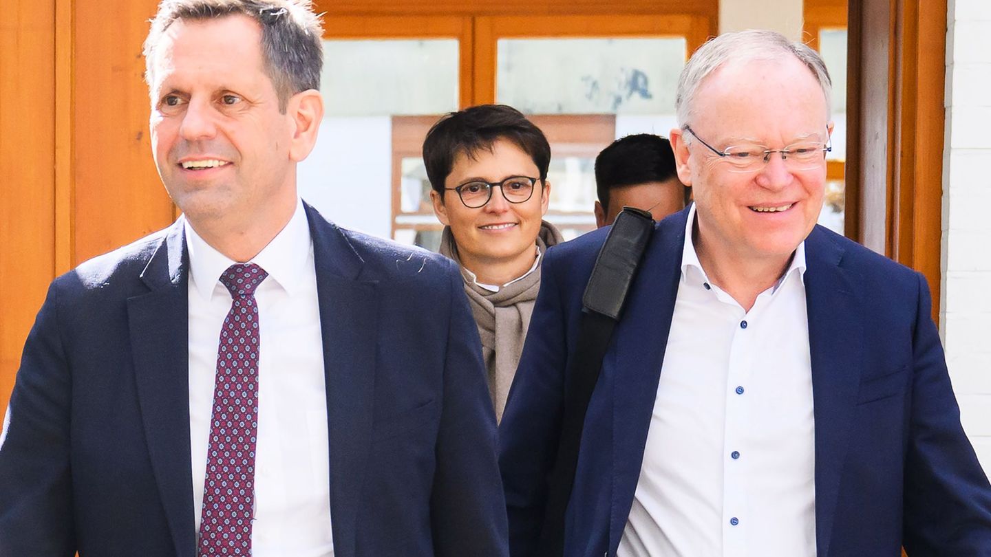 Stephan Weil (rechts), noch als Ministerpräsident, und Olaf Lies, noch als Wirtschaftsminister, verlassen die SPD-Klausurtagung