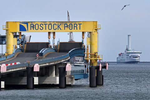 Auch am Überseehafen Rostock gibt es stichprobenartige Einreisekontrollen. Foto: Bernd Wüstneck/dpa