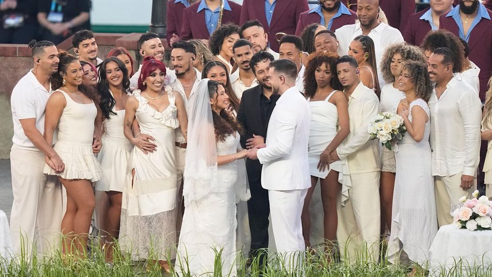 Hochzeit bei der Bad Bunny-Performance während der Halbzeitpause des Super Bowls