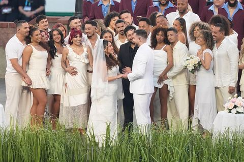 Hochzeit bei der Bad Bunny-Performance während der Halbzeitpause des Super Bowls