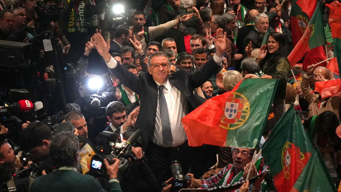 Lissabon, Portugal. Deutlicher Sieg: Der Mitte-Links-Kandidat der Sozialisten, Antonio Jose Seguro (M), jubelt nach seinem Erfolg über den Rechtspopulisten Andre Ventura in der zweiten Runde der portugiesischen Präsidentschaftswahlen. Nach Auszählung von fast 70 Prozent der Stimmen kam der 63-Jährige in der Stichwahl am Sonntag auf 64 Prozent, wie die Wahlbehörde mitteilte. Sein Herausforderer lag bei 36 Prozent