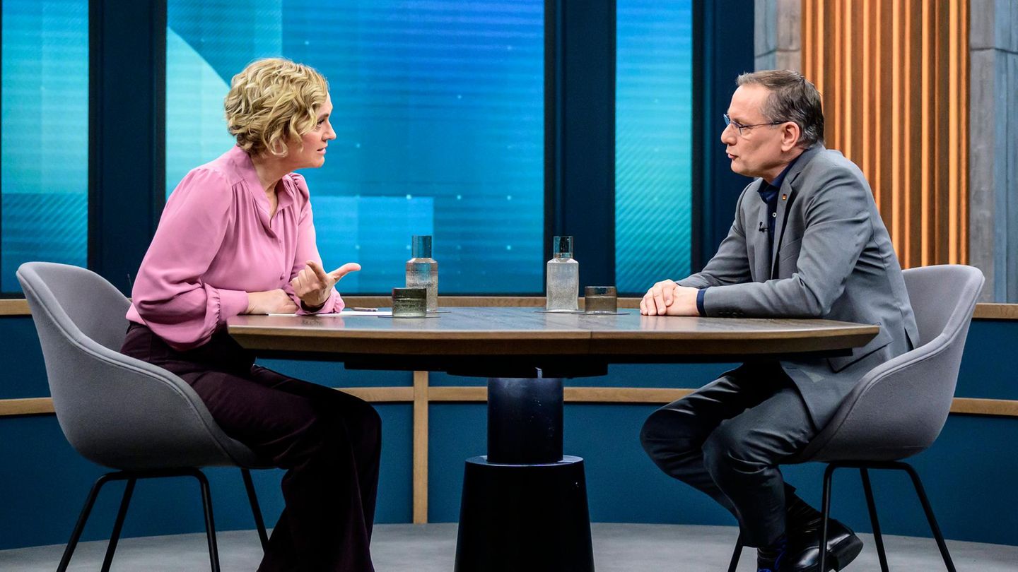 Der AfD-Vorsitzende Tino Chrupalla (r.) war zu Gast in der ARD-Sendung von Moderatorin Caren Miosga