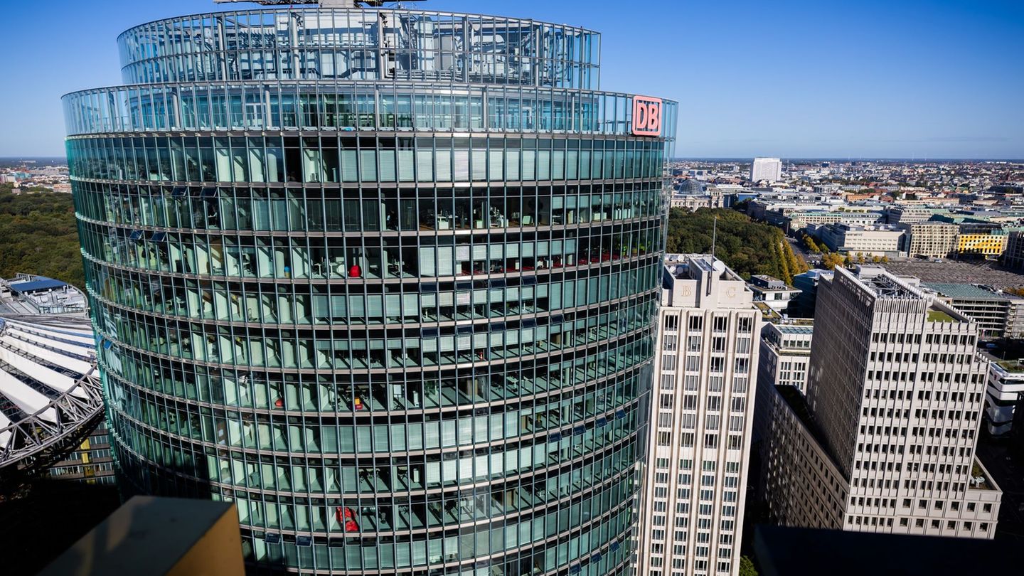 Bei der Deutschen Bahn gehen die Tarifverhandlungen mit der Lokführergewerkschaft GDL am Montag weiter. (Archivbild) Foto: Chris
