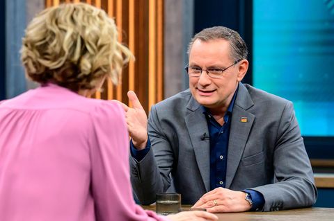 Der AfD-Vorsitzende Tino Chrupalla (r.) war zu Gast in der ARD-Sendung von Moderatorin Caren Miosga