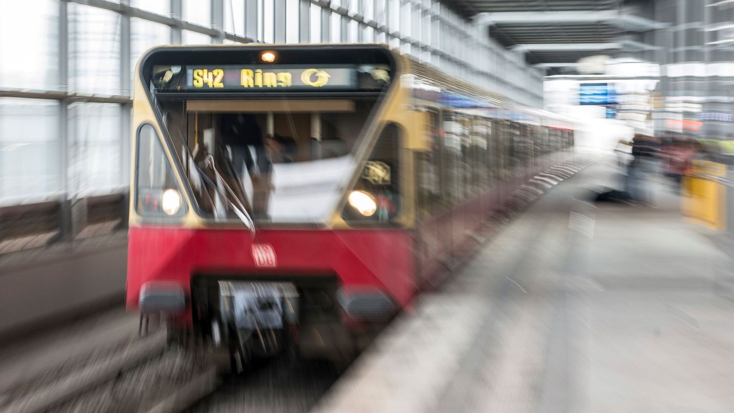 Die Ringbahn hält seit heute wieder in Wedding. (Symbolbild) Foto: Paul Zinken/dpa