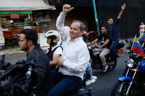 Venezuela: Oppositionsführer Juan Pablo Guanipa fährt nach seiner Entlassung aus dem Gefängnis auf dem Rücksitz eines Motorrads
