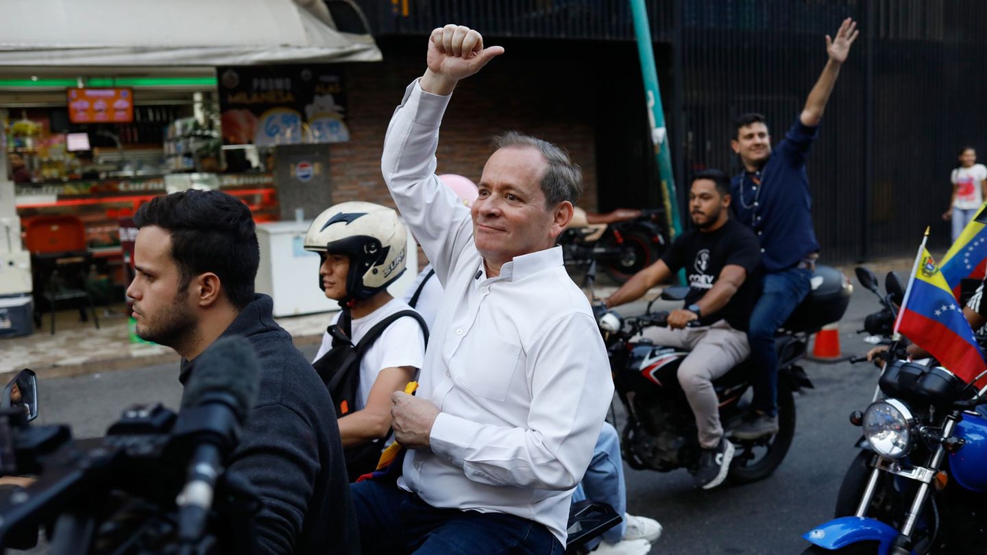 Venezuela: Oppositionsführer Juan Pablo Guanipa fährt nach seiner Entlassung aus dem Gefängnis auf dem Rücksitz eines Motorrads