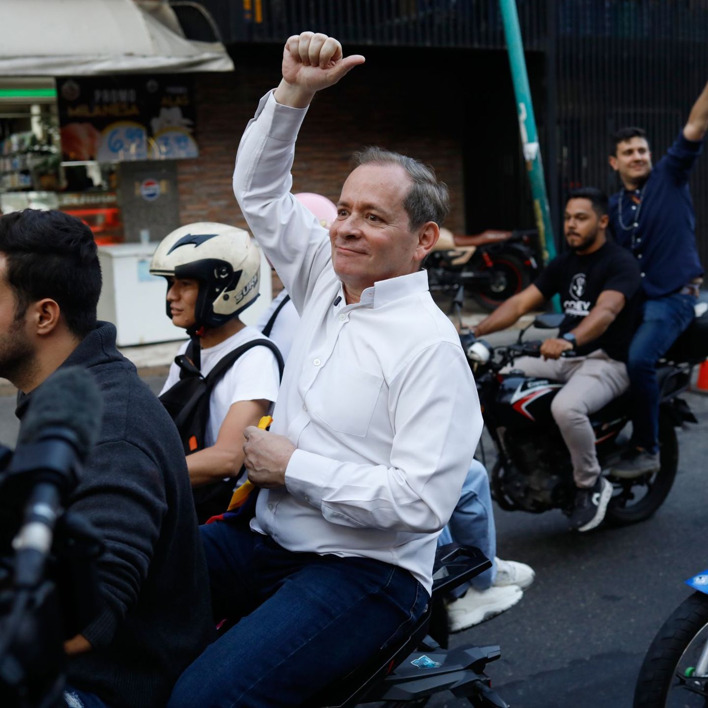 Venezuela: Oppositionsführer Juan Pablo Guanipa fährt nach seiner Entlassung aus dem Gefängnis auf dem Rücksitz eines Motorrads