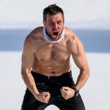 Snowboarder Benjamin Karl feiert seinen Olympiasieg mit freiem Oberkörper