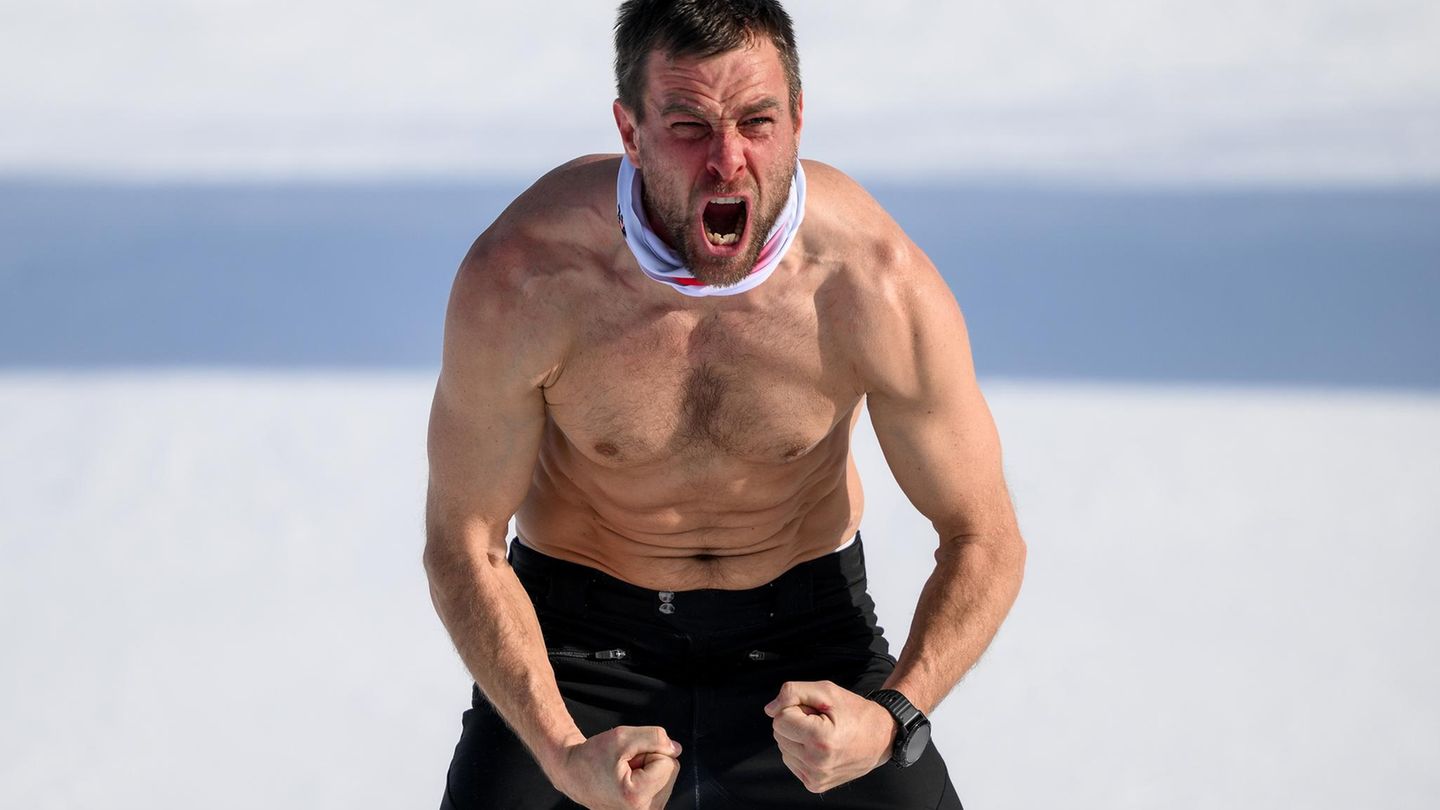 Snowboarder Benjamin Karl feiert seinen Olympiasieg mit freiem Oberkörper