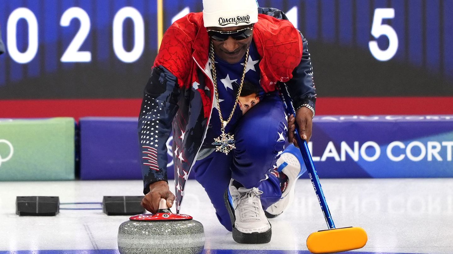 Als Ehrentrainer begleitet Rapper Snoop Dogg das US-Team bei den Olympischen Spielen. Wie groß seine Fachkenntnisse im Curling tatsächlich sind, ist unklar