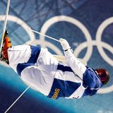 Eine der spektakulärsten Sportarten im olympischen Programm: Ski-Freestyle. Hier fliegt der Schwede Walter Wallberg durch die Luft