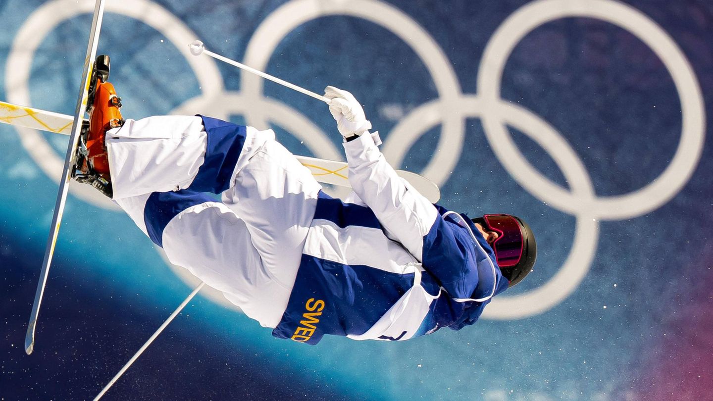 Eine der spektakulärsten Sportarten im olympischen Programm: Ski-Freestyle. Hier fliegt der Schwede Walter Wallberg durch die Luft