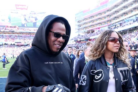 Auf den ersten Blick könnte es Beyoncé sein: Aber neben Jay-Z ist hier Tochter Blue Ivy Carter beim Super Bowl 2026 zu sehen.