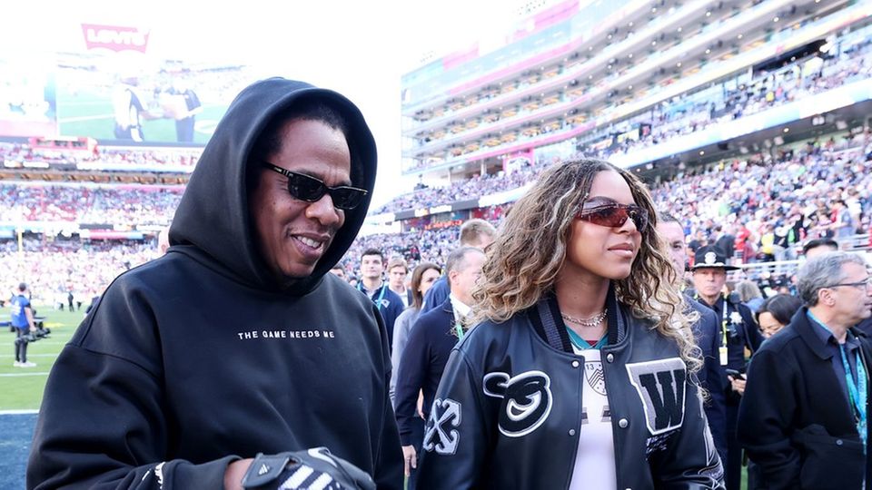 Auf den ersten Blick könnte es Beyoncé sein: Aber neben Jay-Z ist hier Tochter Blue Ivy Carter beim Super Bowl 2026 zu sehen.