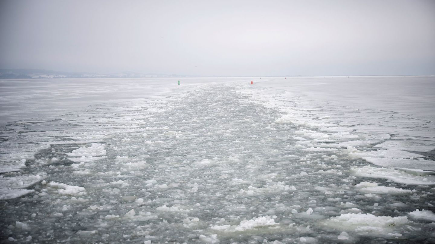 Nachdem erst am Samstag der Wassertaxi-Betrieb wieder aufgenommen wurde, fällt die Hiddensee-Fähre "Vitte" am Montag wieder aus.