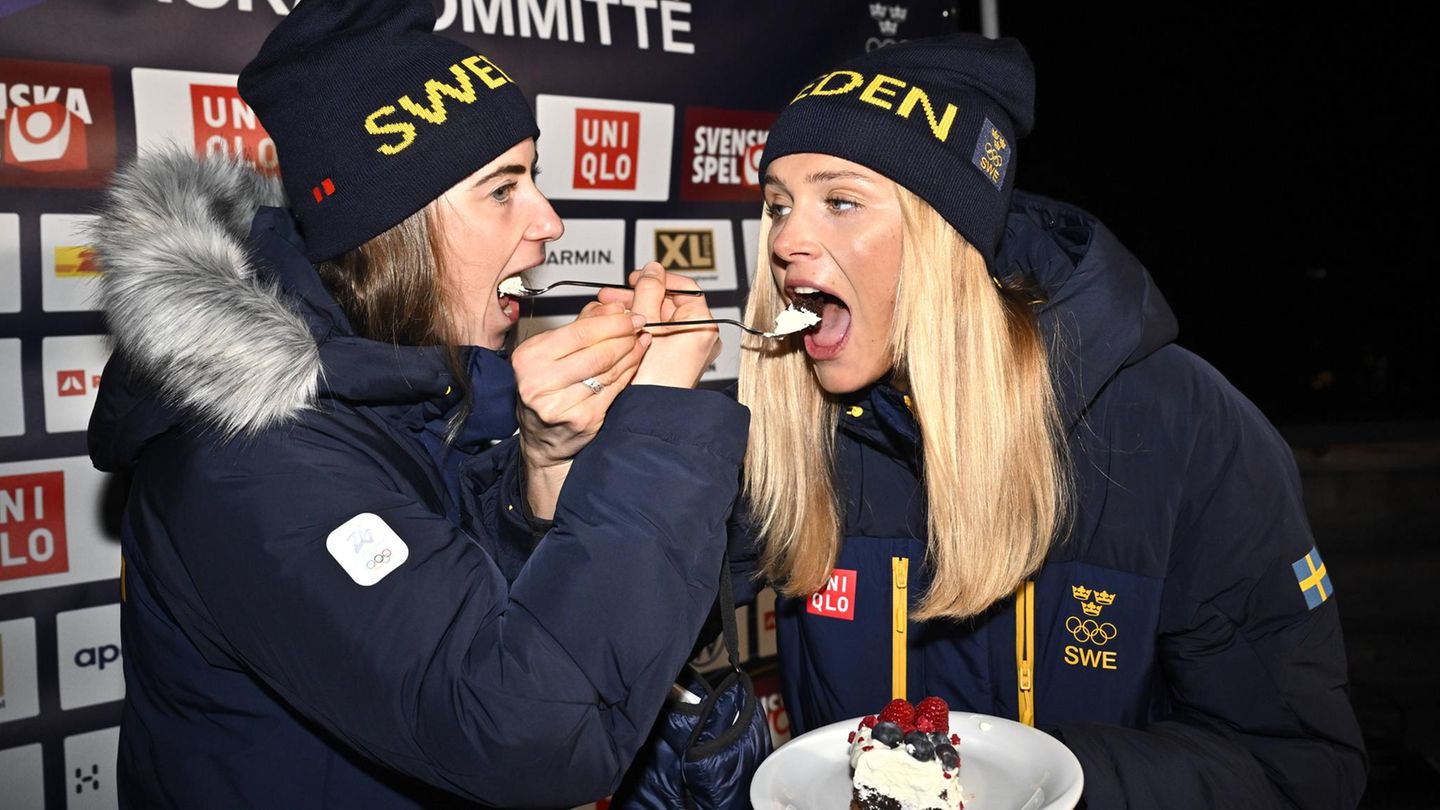 Um bei den Olympischen Spielen Höchstleistungen bringen zu können, verzichten die Sportlerinnen und Sportler auf vieles. Für die schwedischen Langläuferinnen Ebba Andersson and Frida Karlsson ist nach ihren Medaillen auch ein Stück Kuchen erlaubt 