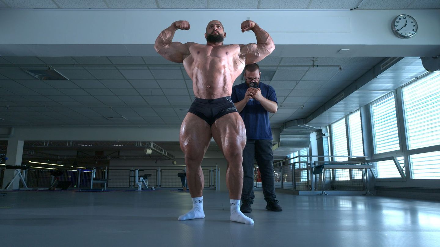 Bodybuilder Maik lässt sich für seinen Traumkörper coachen.