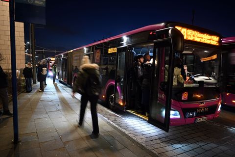 Der Morgen am Wuppertaler Hauptbahnhof läuft trotz der Generalsanierung auf der Strecke Hagen-Wuppertal ruhig an. Foto: Federico