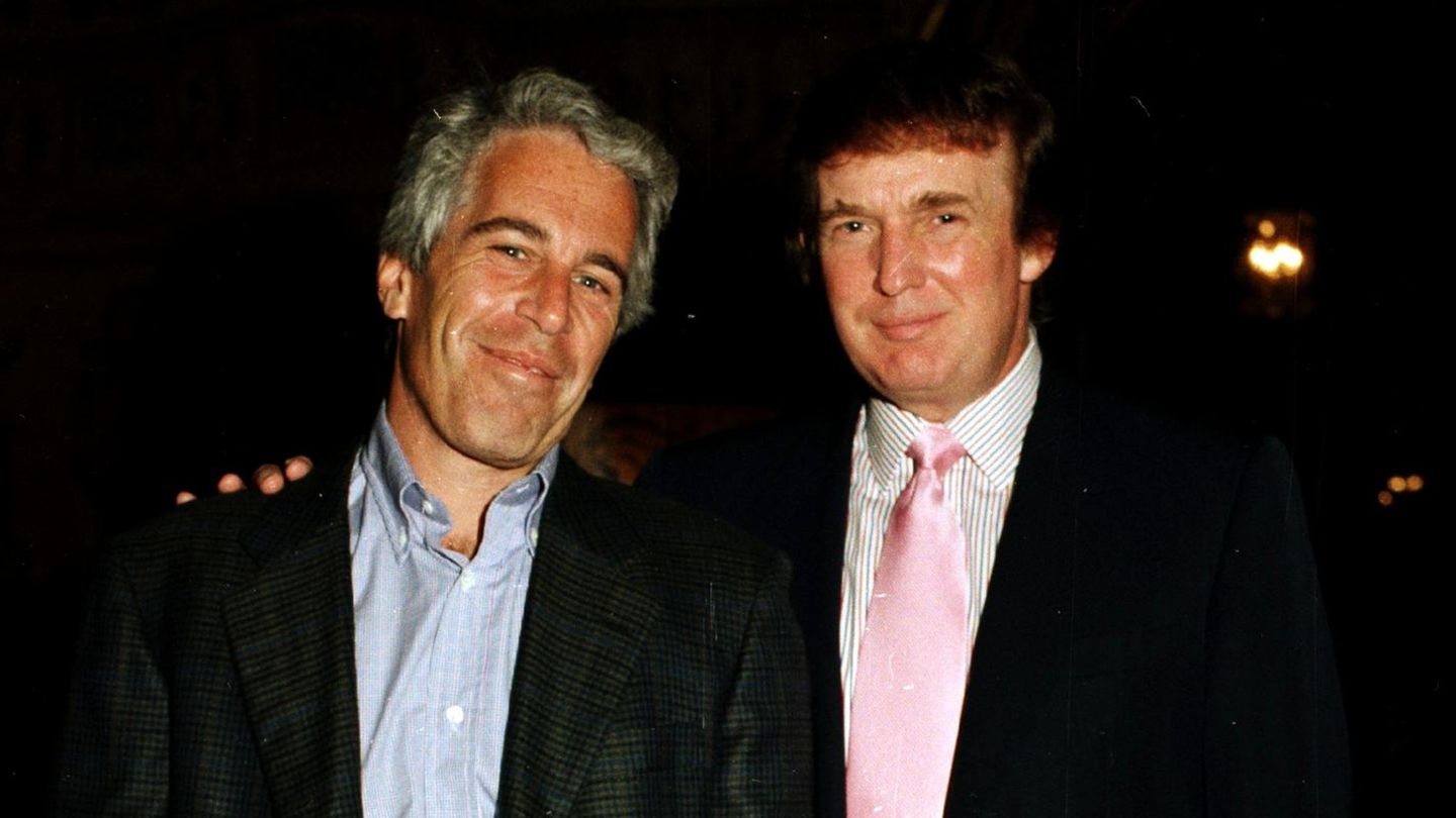 Donald Trump und Jeffrey Epstein. Die alten Fotos rücken den Ex-Präsidenten beim Super-Bowl erneut ins Zentrum der Kritik