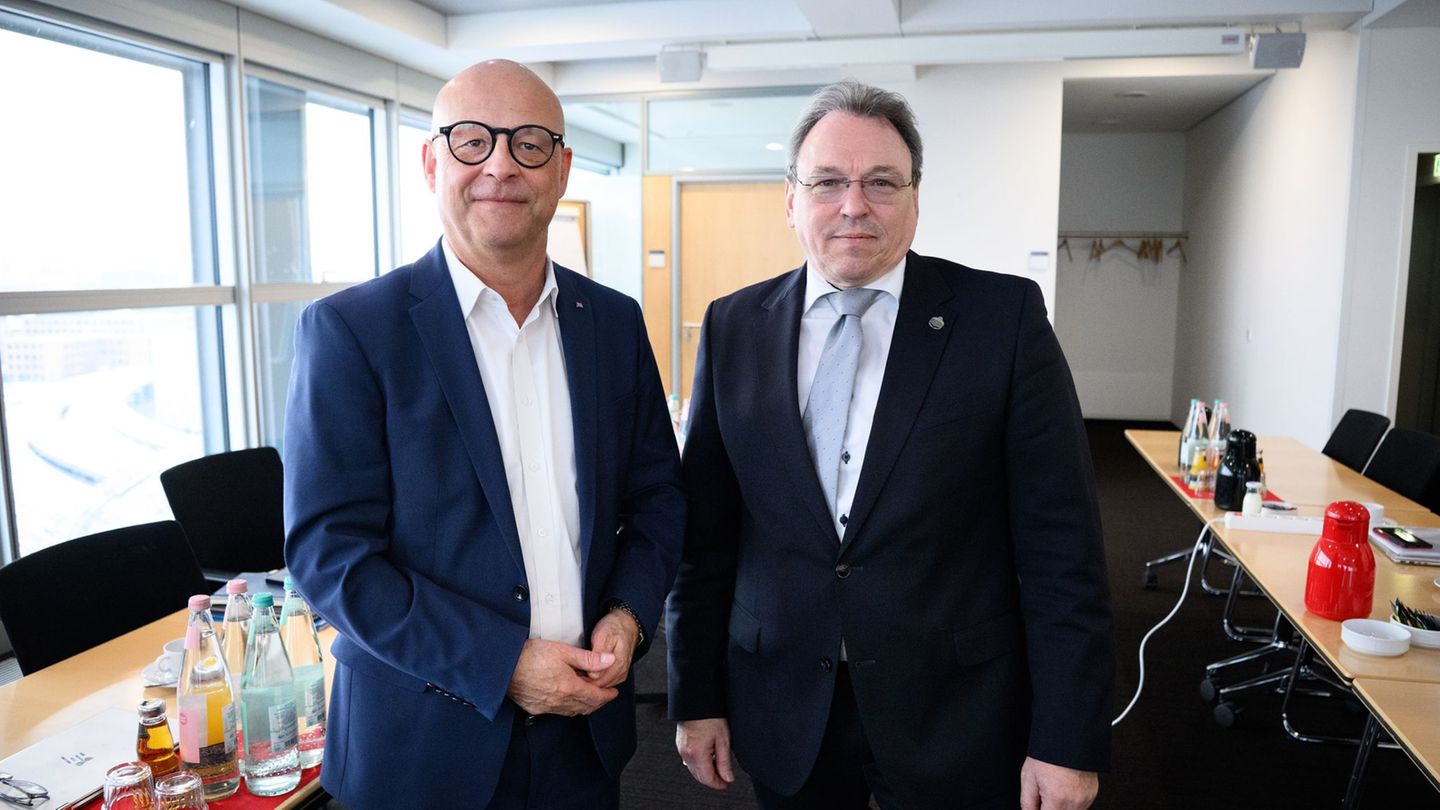 Für die Bahn verhandelt Konzernpersonalvorstand Martin Seiler (links), für die GDL der Gewerkschaftsvorsitzende Mario Reiß. Foto