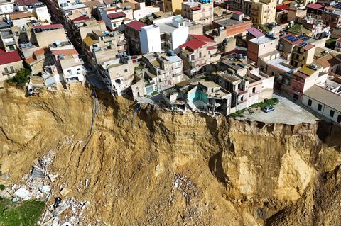 Stadtteil in Sizilien droht in Schlucht zu stürzen