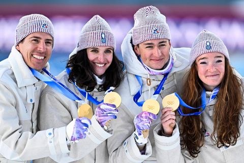 Olympia 2026: Das französchische Mixed-Team (v.l.n.r.) gewann olympisches Gold in Antholz