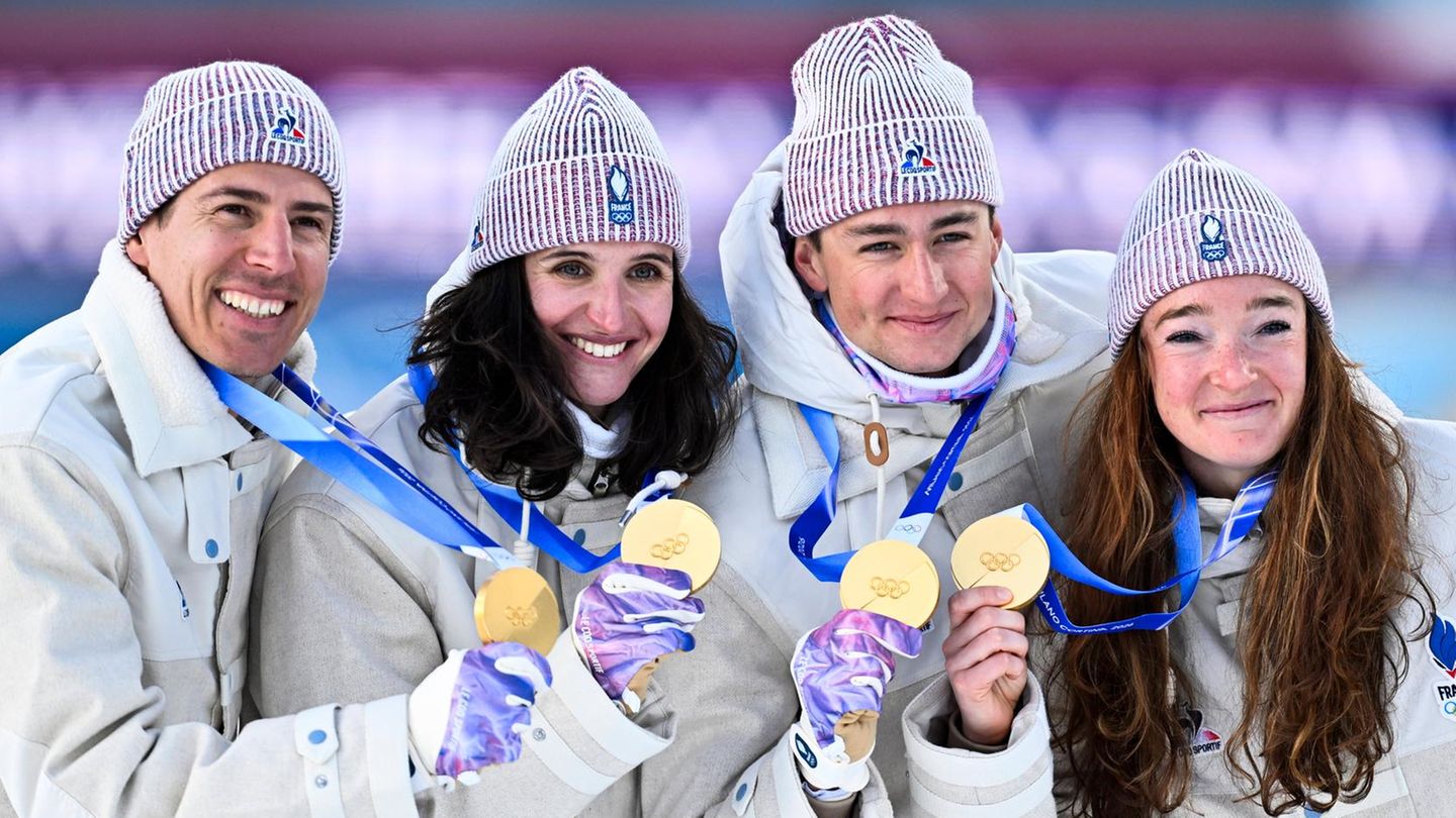 Olympia 2026: Das französchische Mixed-Team (v.l.n.r.) gewann olympisches Gold in Antholz