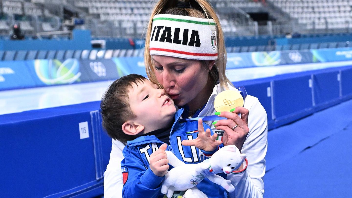 Italiens Eisschnellläuferin Francesca Lollobrigida feiert ihre Olympia-Goldmedaille mit ihrem Sohn