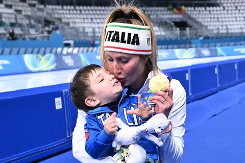 Italiens Eisschnellläuferin Francesca Lollobrigida feiert ihre Olympia-Goldmedaille mit ihrem Sohn