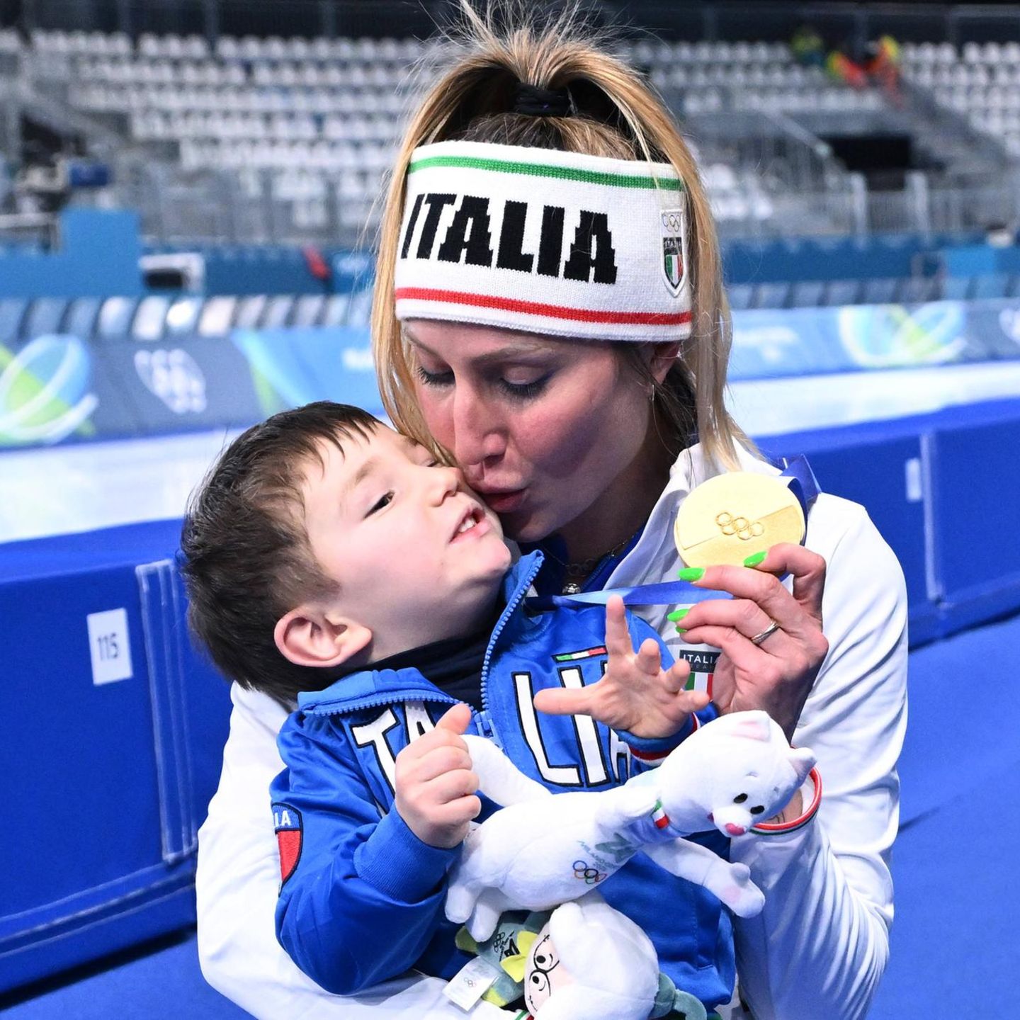 Image related to Eine Olympiasiegerin feiert mit ihrem Sohn – und alle haben eine Meinung dazu