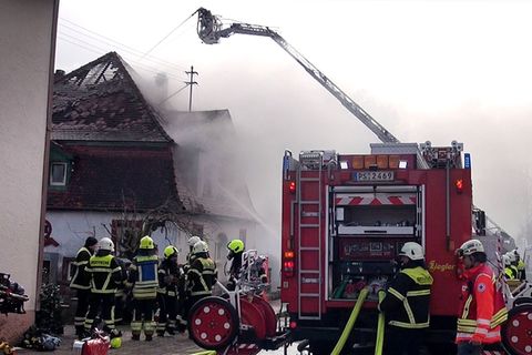 Die Ermittlungen zu den Hintergründen und der Brandursache dauern weiter an. Foto: Florian Blaes/Blaes/dpa