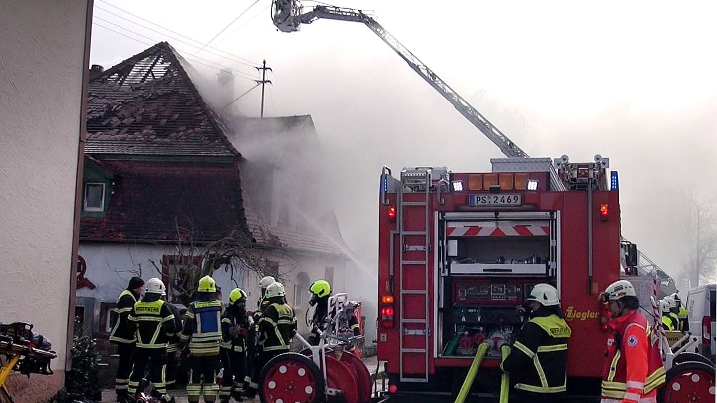 Die Ermittlungen zu den Hintergründen und der Brandursache dauern weiter an. Foto: Florian Blaes/Blaes/dpa
