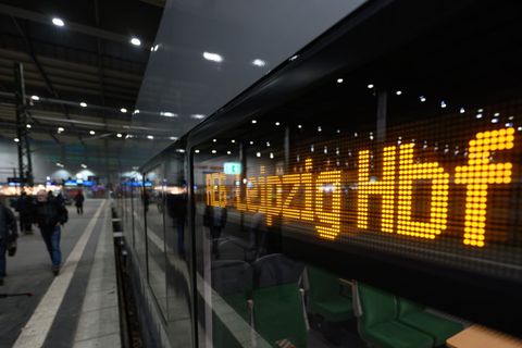 Nach Vandalismus ist der Zugverkehr zwischen Leipzig und Chemnitz gestört (Symbolbild) Foto: Hendrik Schmidt/dpa