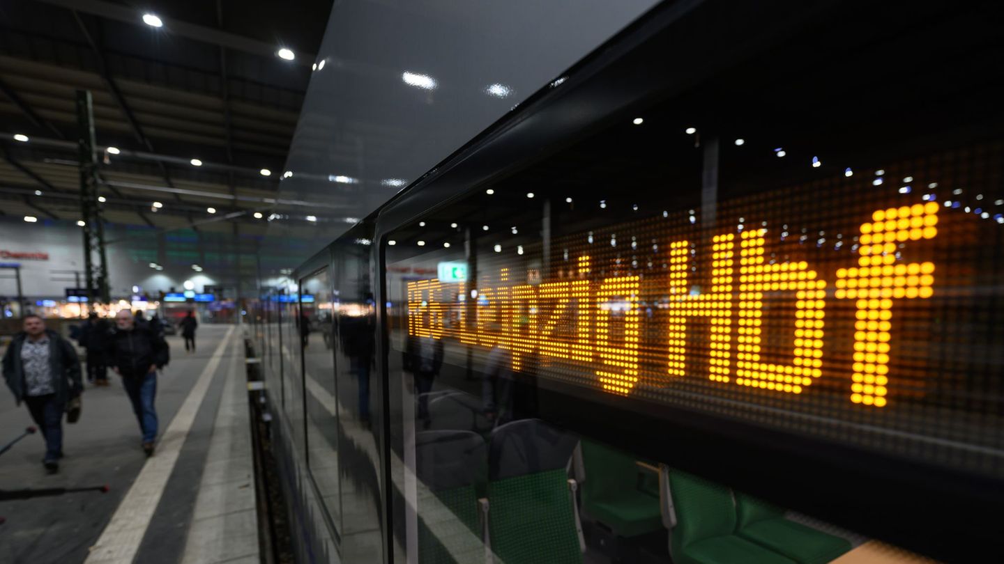 Nach Vandalismus ist der Zugverkehr zwischen Leipzig und Chemnitz gestört (Symbolbild) Foto: Hendrik Schmidt/dpa