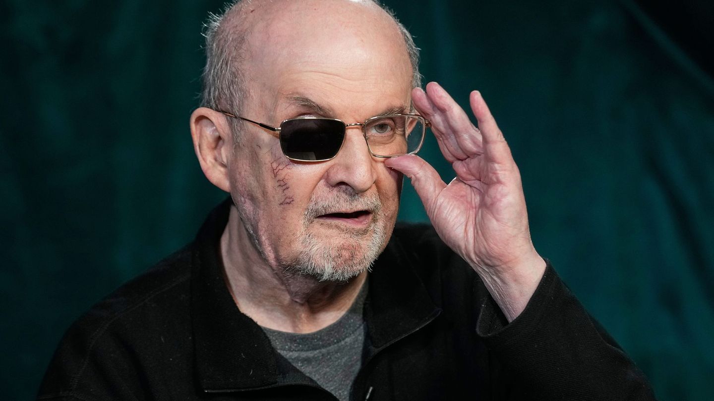 Der Autor Salman Rushdie liest in Potsdam aus seinen Erzählungen "Die elfte Stunde". (Archivbild) Foto: Richard Drew/AP/dpa