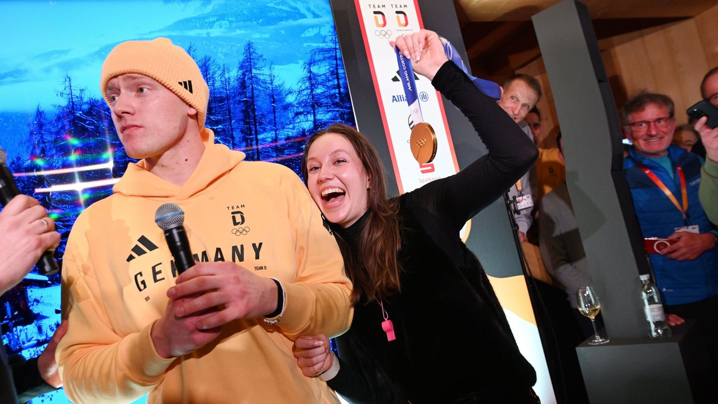 Rodler Max Langenhan steht mit seiner Freundin Susi auf der Bühne und singt das Thüringenlied mit seinen Fans. Foto: Frank May/