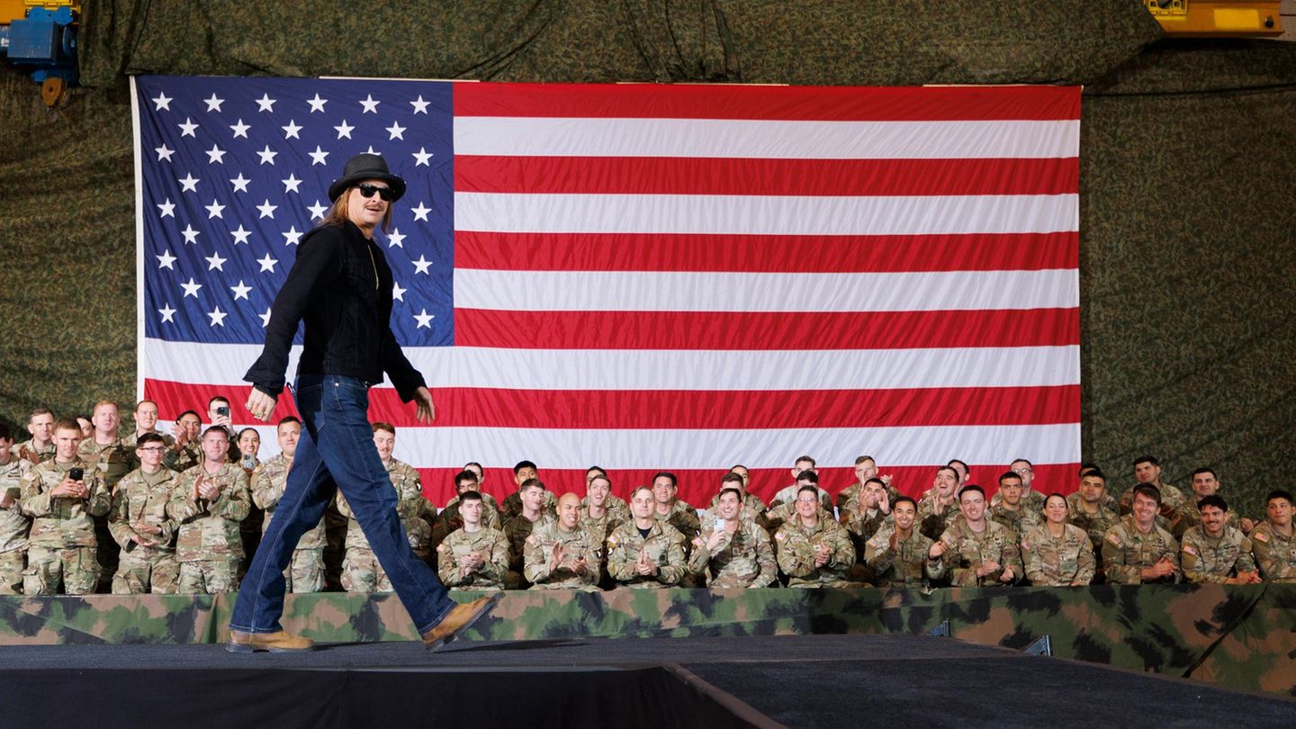 Kid Rock vor einer US-Flagge