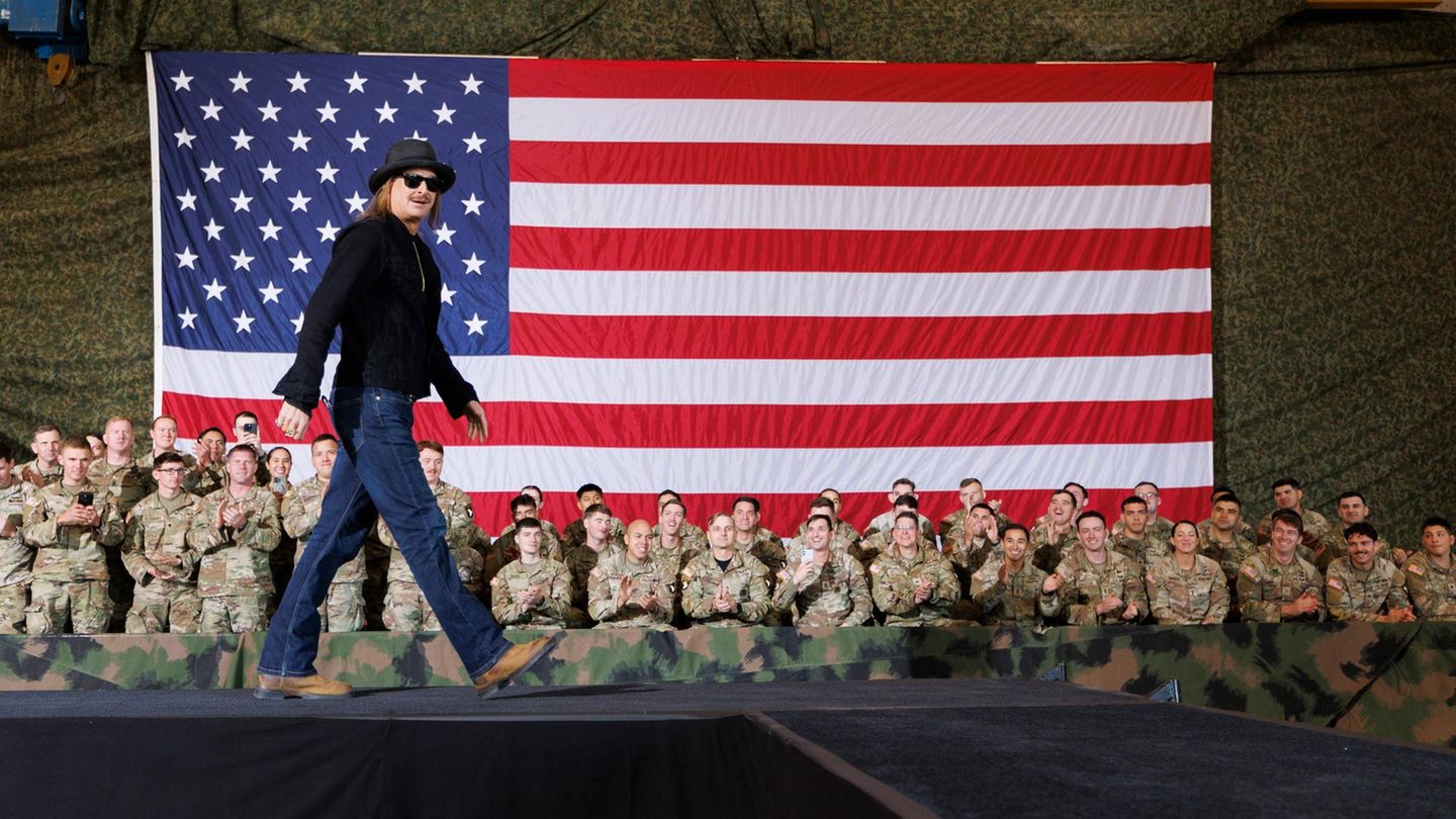 Kid Rock vor einer US-Flagge