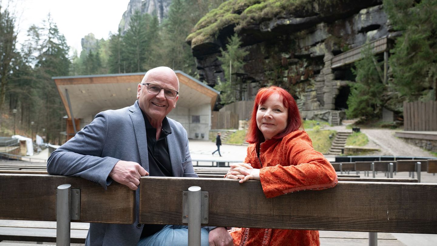 Theaterintendant Manuel Schöbel und Schriftstellerin Sabine Ebert sitzen im Zuschauerbereich der Felsenbühne Rathen. (Archivbild