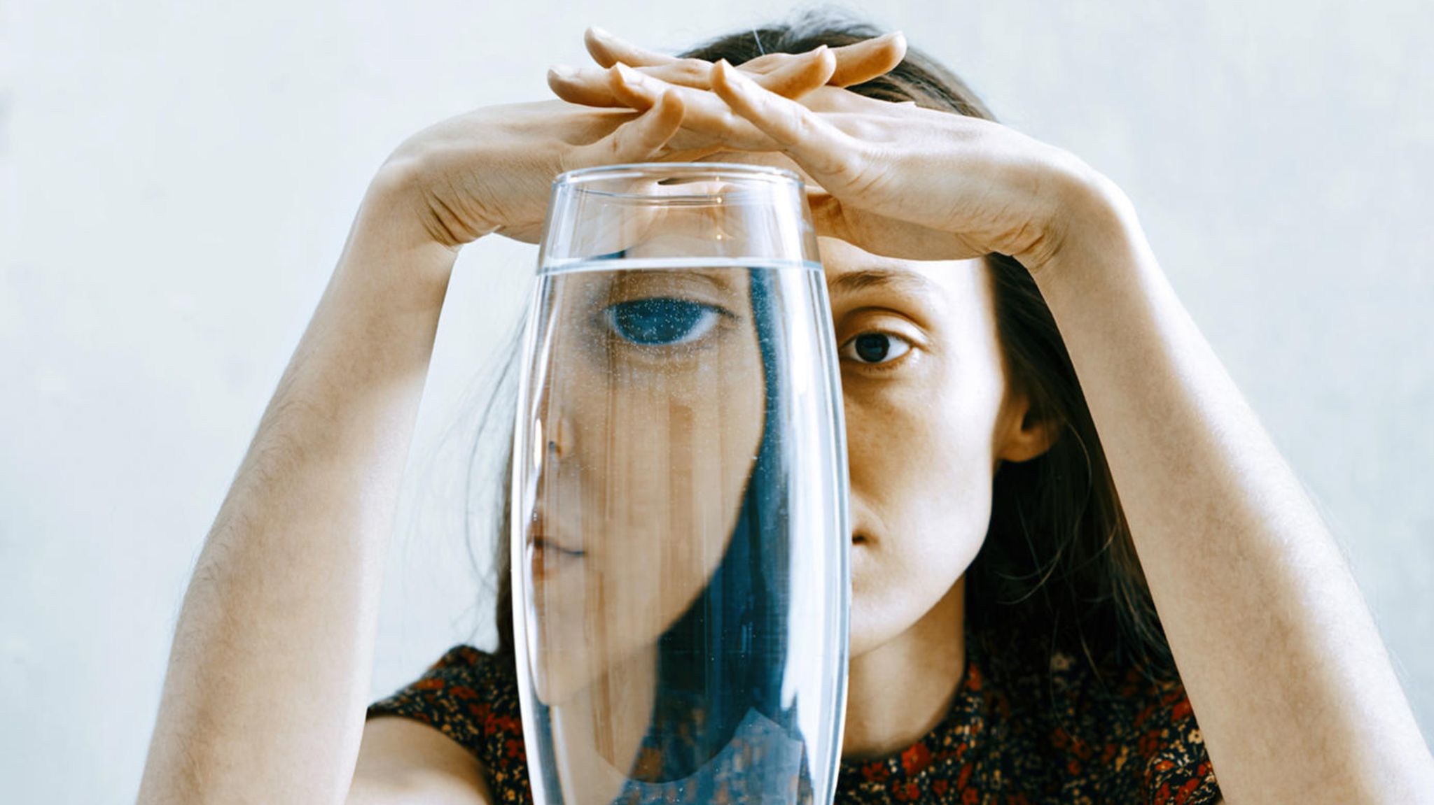 Obwohl sie nicht auffallend schlecht aussehen, empfinden sich Menschen mit Körperdysmorpher Störung als hässlich. Oft beginnt die psychische Erkrankung in der Pubertät