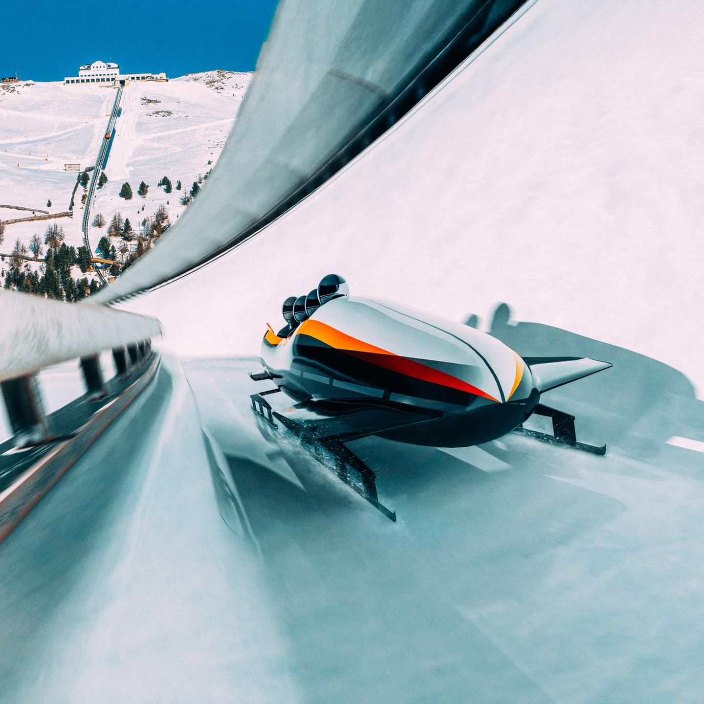 Olympia: ein Bob-Fahrzeug in einer Bahn, Kollage